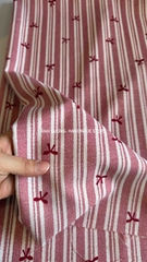 Vải xốp gạo (SLx0.5m khổ 1.5m) co dãn nhẹ, họa tiết Noel, Giáng Sinh, hoa nơ đỏ.