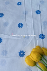 Vải thô boi (SLx0.5m khổ 1.4m) thêu hoa xanh, trắng. Chất cotton mát, thâm hút tốt.