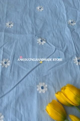 Vải thô boi (SLx0.5m khổ 1.4m) thêu hoa xanh, trắng. Chất cotton mát, thâm hút tốt.