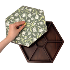 Hộp bánh mứt lục giác gỗ walnut lá thường xuân - 30x26 H10 cm