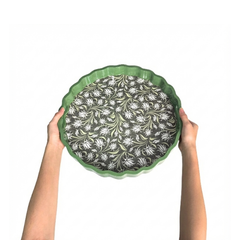 Khay tròn lượn sóng sơn mài xanh lá hoa cúc trắng - D40 x H4.8 cm