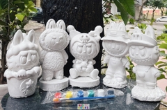 (Size to 16-23cm) Tượng thạch cao bé ba, labubu, kuromi, capybara, công chúa, siêu nhân, Set tô tượng kèm màu và bút vẽ