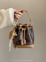 Chio2nd Bread Puppy Victoria Harbor Encounter Bucket Bag
