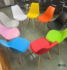 Ghế cafe lưng nhựa có nệm chân gỗ - TV303