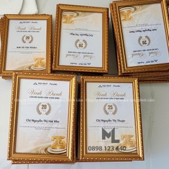 Khung bằng khen gỗ MDF hoa văn màu vàng
