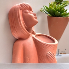Chậu Gốm Đất Nung Cô Gái Ôm Hoa - Gốm Sứ Sân Vườn