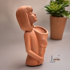 Chậu Gốm Đất Nung Cô Gái Ôm Hoa - Gốm Sứ Sân Vườn