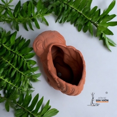 Chậu Gốm Đất Nung Hình Thiên Thần Nhỏ Ngồi Bó Gối - Gốm Sứ Sân Vườn