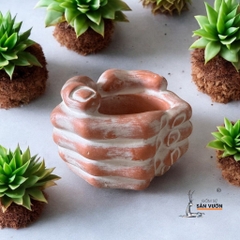 Chậu Đất Nung Hình Bàn Tay Khoanh - Gốm Sứ Sân Vườn