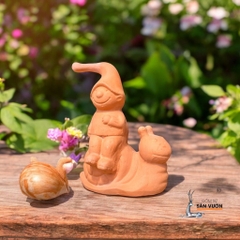 Tượng Gốm Đất Nung Tiểu Tộc ELF Cưỡi Ốc Sên - Gốm Sứ Sân Vườn
