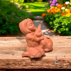 Chậu Gốm Đất Nung Hình Em Bé Ôm Thỏ - Gốm Sứ Sân Vườn - Chậu Decor Dễ Thương