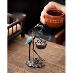 Lư Hương Hạc Cung Đình 100g – Lò Đốt Trầm Kim Loại Vạn Thọ – Kèm Đế Chống Cháy & Lỗ Cắm Nhang + Nhang Vân Mây