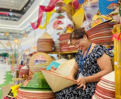 Nghệ nhân xuất khẩu hơn 60.000 chiếc nón lá sang châu Á, châu Âu