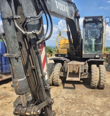 XE ĐÀO BÁNH LỐP VOLVO EW145BP
