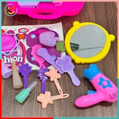 Vali Đồ Chơi Dụng Cụ Làm Đẹp Cho Bé 8228 – Bộ Trang Điểm Mini Gương, Lược, Máy Sấy Tóc, Son PeeKaPaw Toys