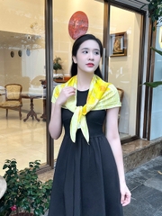 Khăn lụa tơ tằm vẽ tay – khăn lụa vuông vẽ hoa diên vĩ vàng