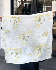 KHĂN LỤA TƠ TẰM VẼ TAY VUÔNG – VẼ HOA LEO VÀNG - QUÀ TẶNG VĂN HÓA VIỆT