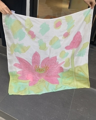 KHĂN LỤA TƠ TẰM VẼ TAY VUÔNG – VẼ HOA SEN HỒNG NỀN TRẮNG - QUÀ TẶNG VĂN HÓA VIỆT