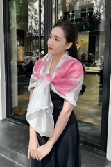 Khăn Lụa Tơ Tằm Vẽ Tay Hoa Hồng Dịu Dàng – Quà Tặng Thủ Công Việt Nam Cao Cấp