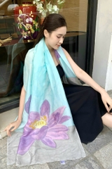 Khăn lụa tơ tằm vẽ tay hoa sen tím – Quà tặng thủ công cao cấp