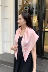 KHĂN LỤA TƠ TẰM VẼ TAY VUÔNG – VẼ HOA LEO HỒNG - QUÀ TẶNG VĂN HÓA VIỆT