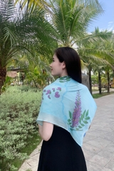 KHĂN LỤA TƠ TẰM VẼ TAY VUÔNG – VẼ HOA TỬ ĐẰNG TÍM NỀN XANH - QUÀ TẶNG VĂN HÓA VIỆT