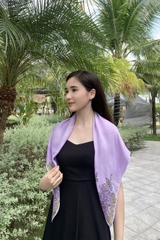KHĂN LỤA TƠ TẰM VẼ TAY VUÔNG – VẼ HOA TỬ ĐẰNG TÍM - QUÀ TẶNG VĂN HÓA VIỆT