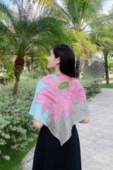KHĂN LỤA TƠ TẰM VẼ TAY VUÔNG – VẼ HOA SEN HỒNG NỀN XANH - QUÀ TẶNG VĂN HÓA VIỆT