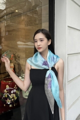 KHĂN LỤA TƠ TẰM VẼ TAY VUÔNG – VẼ HOA SEN TÍM NỀN XANH - QUÀ TẶNG VĂN HÓA VIỆT