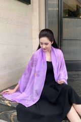 Khăn lụa tơ tằm vẽ tay hoa lan tím – Quà tặng thủ công Việt Nam cao cấp