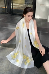 Khăn lụa tơ tằm vẽ hoa mai vàng – Quà tặng cao cấp cho đối tác