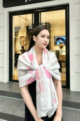 Khăn lụa tơ tằm vẽ tay hoa đào – Quà tặng thủ công Việt Nam cao cấp