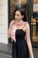 KHĂN LỤA TƠ TẰM VẼ TAY VUÔNG – VẼ HOA LEO HỒNG - QUÀ TẶNG VĂN HÓA VIỆT