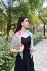 KHĂN LỤA TƠ TẰM VẼ TAY VUÔNG – VẼ HOA SEN HỒNG NỀN XANH - QUÀ TẶNG VĂN HÓA VIỆT