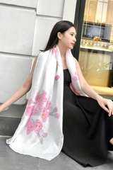 Khăn lụa tơ tằm vẽ tay hoa đào – Quà tặng thủ công Việt Nam cao cấp