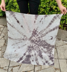 KHĂN LỤA TƠ TẰM NHUỘM TỰ NHIÊN VUÔNG - KHĂN NHUỘM MÀU TRÀ - QUÀ TẶNG CAO CẤP