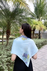 KHĂN LỤA TƠ TẰM VẼ TAY VUÔNG – VẼ HOA MUỐNG BIỂN - QUÀ TẶNG VĂN HÓA VIỆT