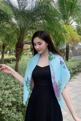 KHĂN LỤA TƠ TẰM VẼ TAY VUÔNG – VẼ HOA TỬ ĐẰNG TÍM NỀN XANH - QUÀ TẶNG VĂN HÓA VIỆT