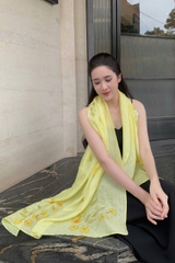 Khăn Lụa Tơ Tằm Vẽ Tay Hoa Leo Vàng – Quà Tặng Văn Hóa Việt Nam Cao Cấp