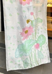 Khăn lụa tơ tằm vẽ tay hoa sen – Quà tặng thủ công Việt Nam cao cấp