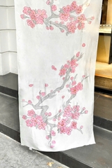 Khăn lụa tơ tằm vẽ tay hoa đào – Quà tặng thủ công Việt Nam cao cấp