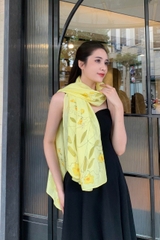 Khăn Lụa Tơ Tằm Vẽ Tay Hoa Leo Vàng – Quà Tặng Văn Hóa Việt Nam Cao Cấp