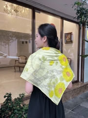 Khăn lụa tơ tằm vẽ tay – khăn lụa vuông vẽ hoa hồng vàng leo