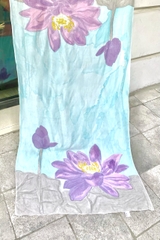 Khăn lụa tơ tằm vẽ tay hoa sen tím – Quà tặng thủ công cao cấp