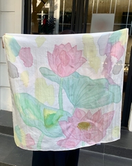 KHĂN LỤA TƠ TẰM VẼ TAY VUÔNG – VẼ HOA SEN HỒNG NỀN NHIỀU MÀU - QUÀ TẶNG VĂN HÓA VIỆT