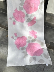 Khăn Lụa Tơ Tằm Vẽ Tay Hoa Hồng Dịu Dàng – Quà Tặng Thủ Công Việt Nam Cao Cấp