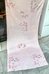 Khăn Lụa Tơ Tằm Vẽ Tay Hoa Leo Hồng – Quà Tặng Thủ Công Việt Nam Cao Cấp