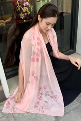 Khăn Lụa Tơ Tằm Vẽ Tay Hoa Leo Hồng – Quà Tặng Thủ Công Việt Nam Cao Cấp