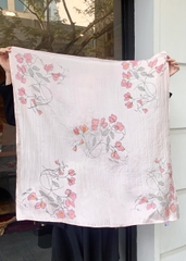 KHĂN LỤA TƠ TẰM VẼ TAY VUÔNG – VẼ HOA LEO HỒNG - QUÀ TẶNG VĂN HÓA VIỆT