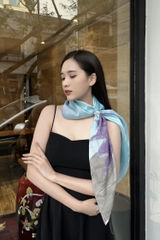 KHĂN LỤA TƠ TẰM VẼ TAY VUÔNG – VẼ HOA SEN TÍM NỀN XANH - QUÀ TẶNG VĂN HÓA VIỆT